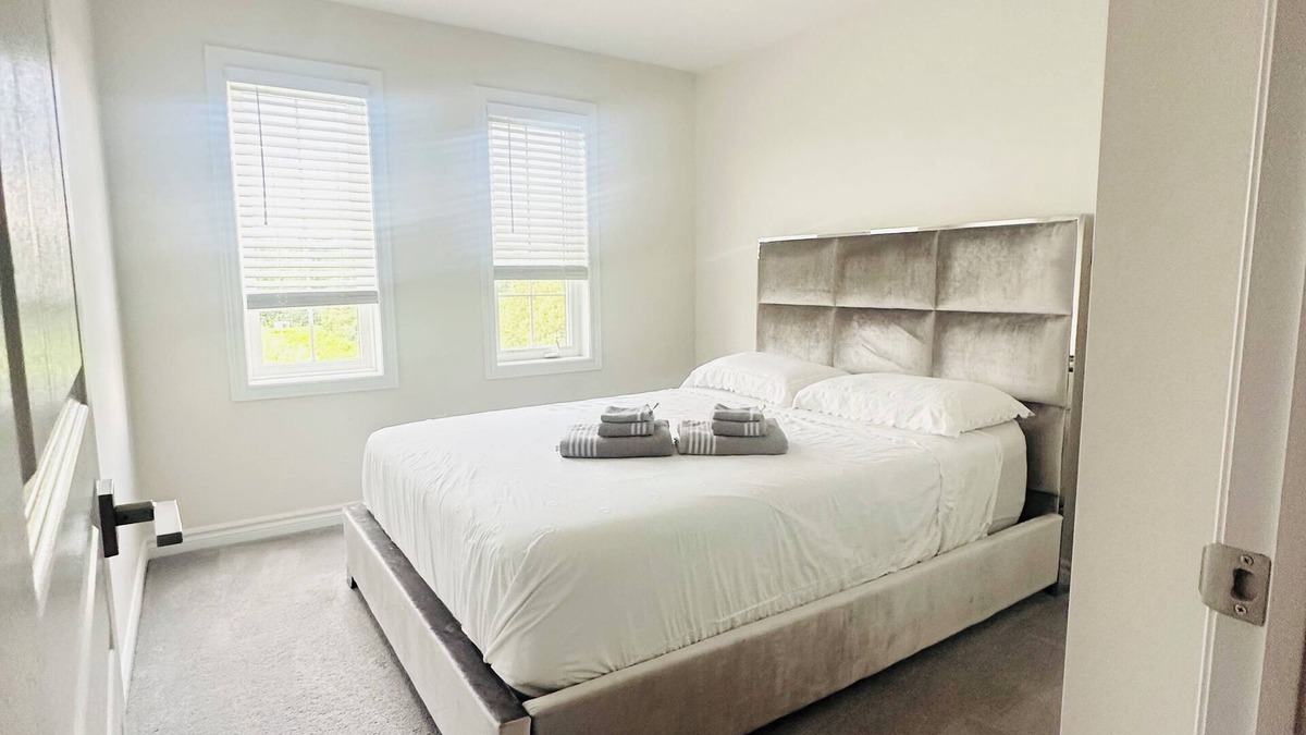 Guelph House | New, Modern & Spacious 2 bed, 1.5 bath | ~5 min to top attractions