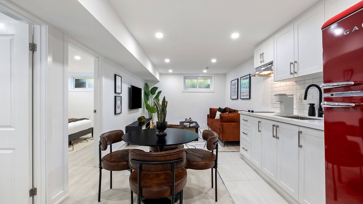 Newtonbrook Apartment | *NEW* Modern & Spacious Unit in North York | Monthly Stays | Work Desk | Laundry