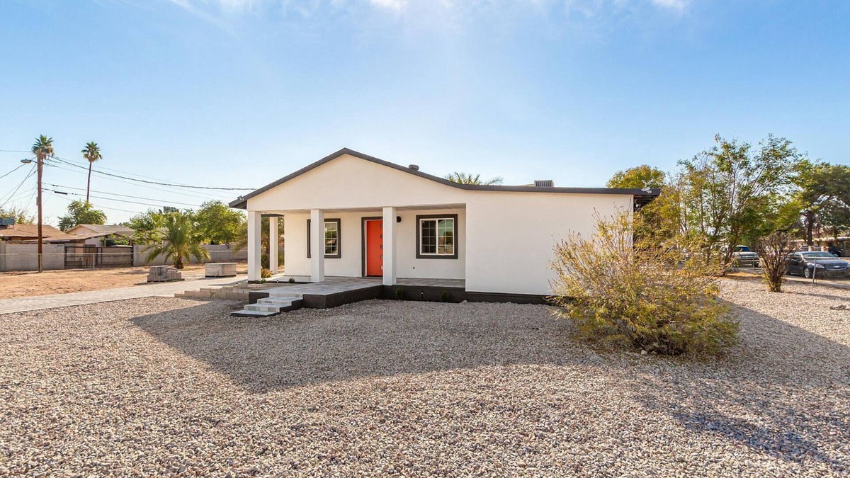 Avondale House | NEW! Modern Style Home with Fire Pit + BBQ Grill -12 min from State Farm Stadium