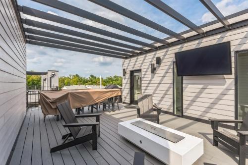 Iowa City House | New Modern Townhome with Rooftop Patio townhouse