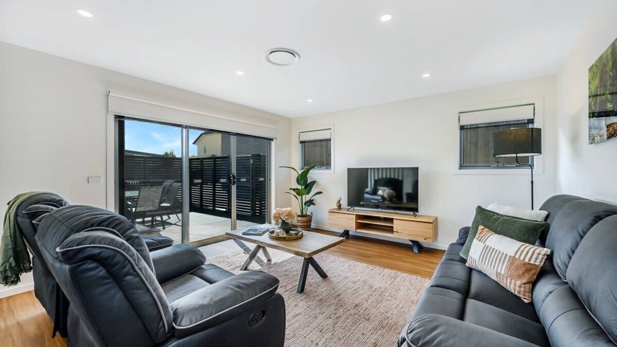 Warrane House | NEW Modern Villa, 2 Bed/Bath-10min Airport/CBD