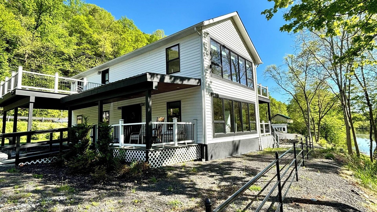 Mount Marion House | NEW Modern waterfront home close to Catskill mountains, fire pit, EV charging