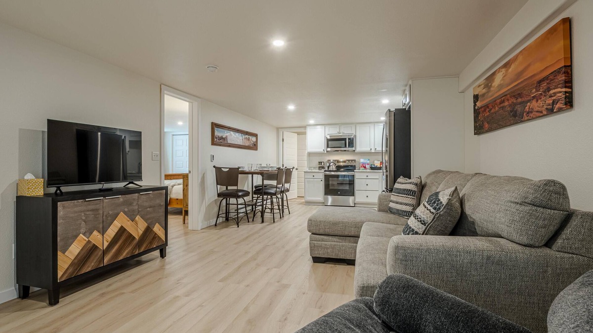 Loma House | NEW! MoJoe: New Build Close to Biking Trails