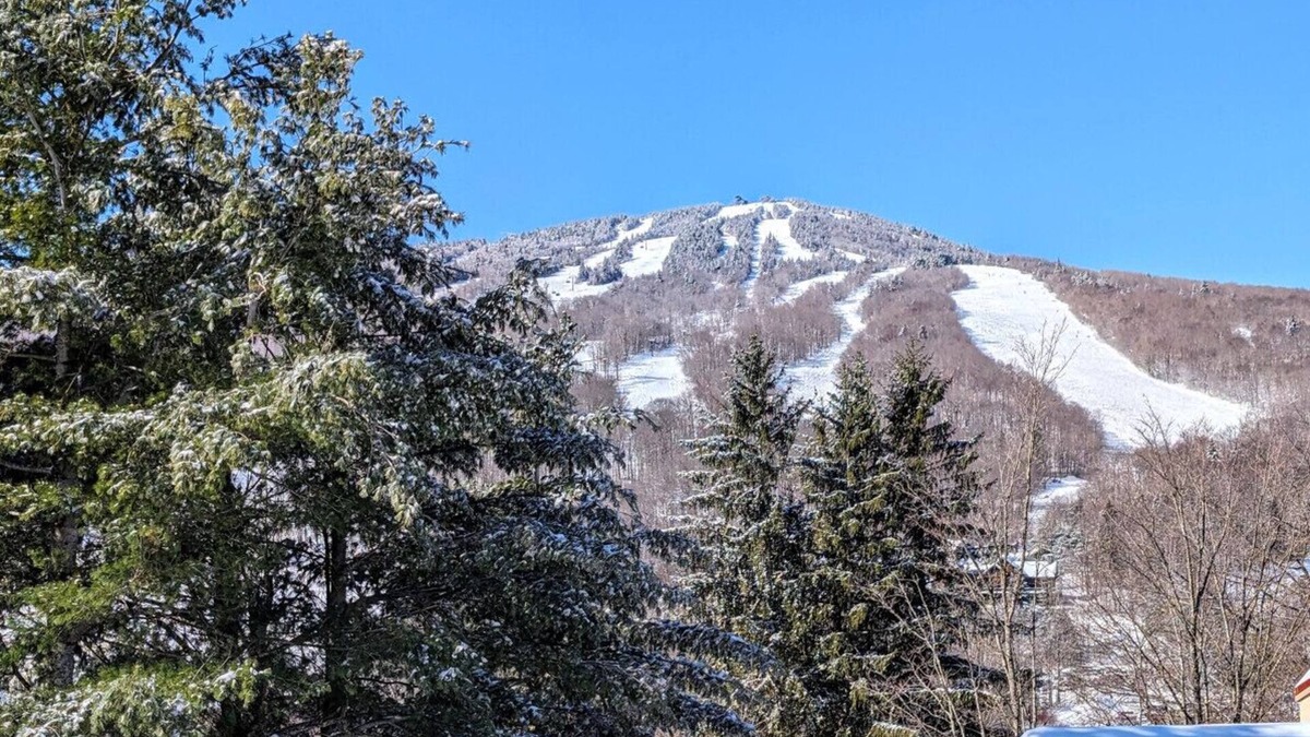 West Dover House | New! Mt Snow Condo. Walk to lifts, pool, Hot tub
