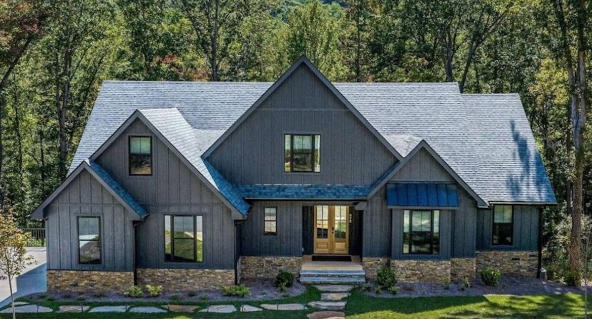 Helen House | New Mtn Retreat on 3 Levels: Hot Tub, Game Room, Min to Helen, Wineries, Hiking