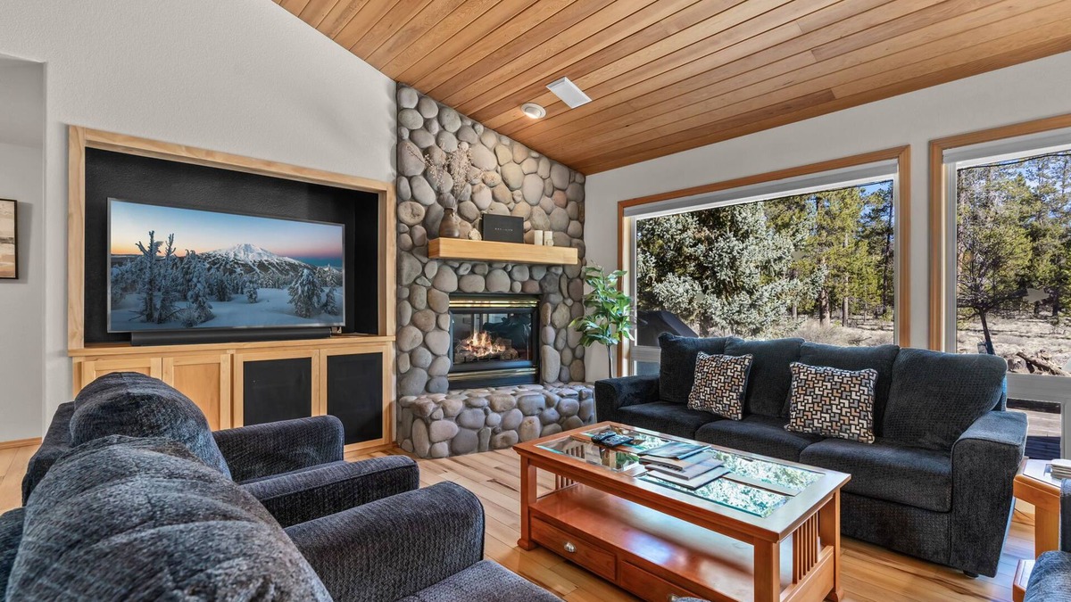 Deer Park House | New! Next to Deschutes National Forest- SHARC Passes ~ Private Hot Tub