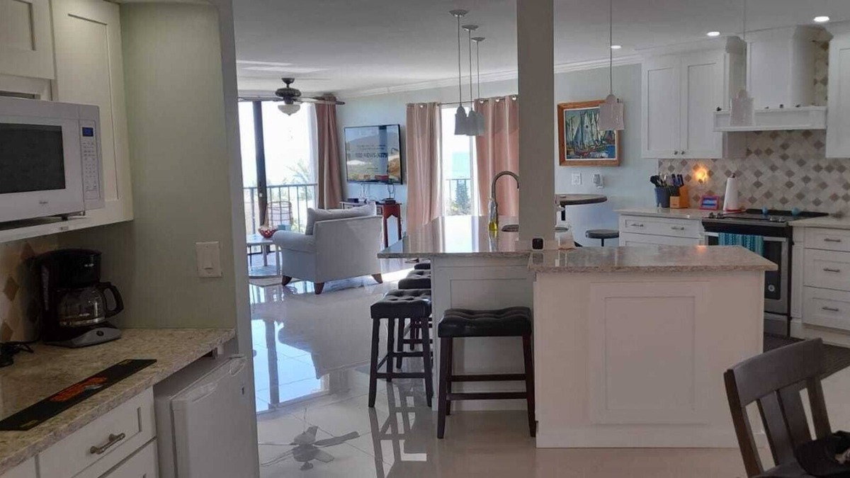 Williams Town Condo | NEW 🌴😎😁 OCEAN🏖️FRONT 😁😎🌴4 Bedroom PENTHOUSE w/ large Private Roof Terrace