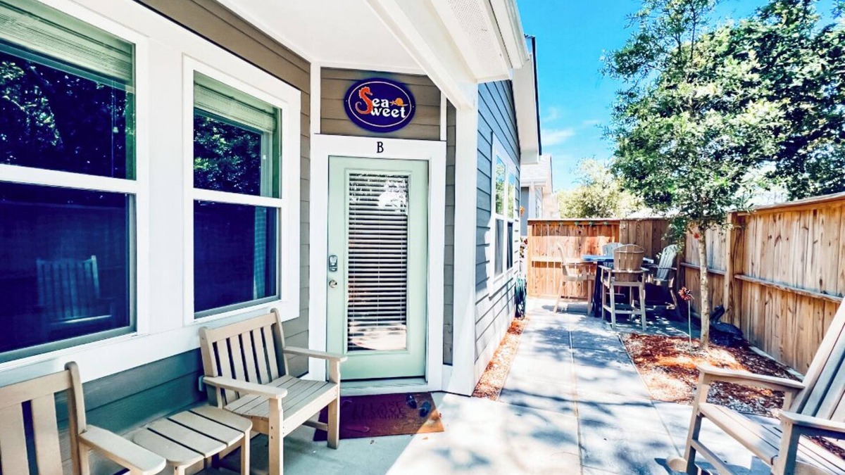 Corolla Light Condo | *New* Oceanside,Pool,Walk 2 the beach,No Stairs