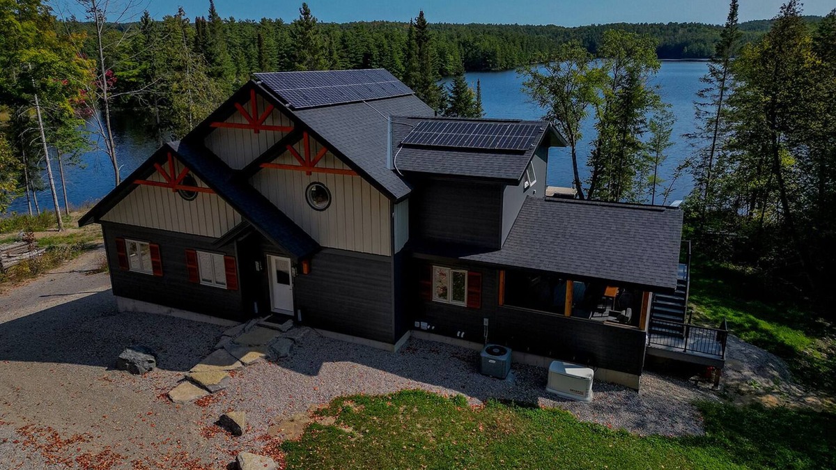 Foresters Falls Cottage | New Off-Grid Waterfront Retreat! Quiet bay on the river, great for families.