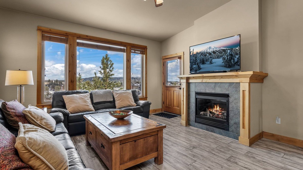 Southern Crossing House | New! Old Mill Lookout–Mountain Views, Fireplace, Dog Friendly