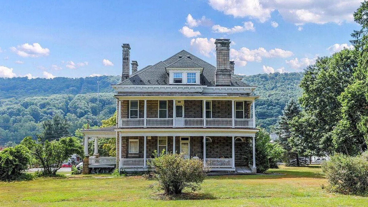 LaVale House | NEW ON VRBO Mountain view Grand 6BR 3BA Large Home in LaVale, 15min to Rocky Gap