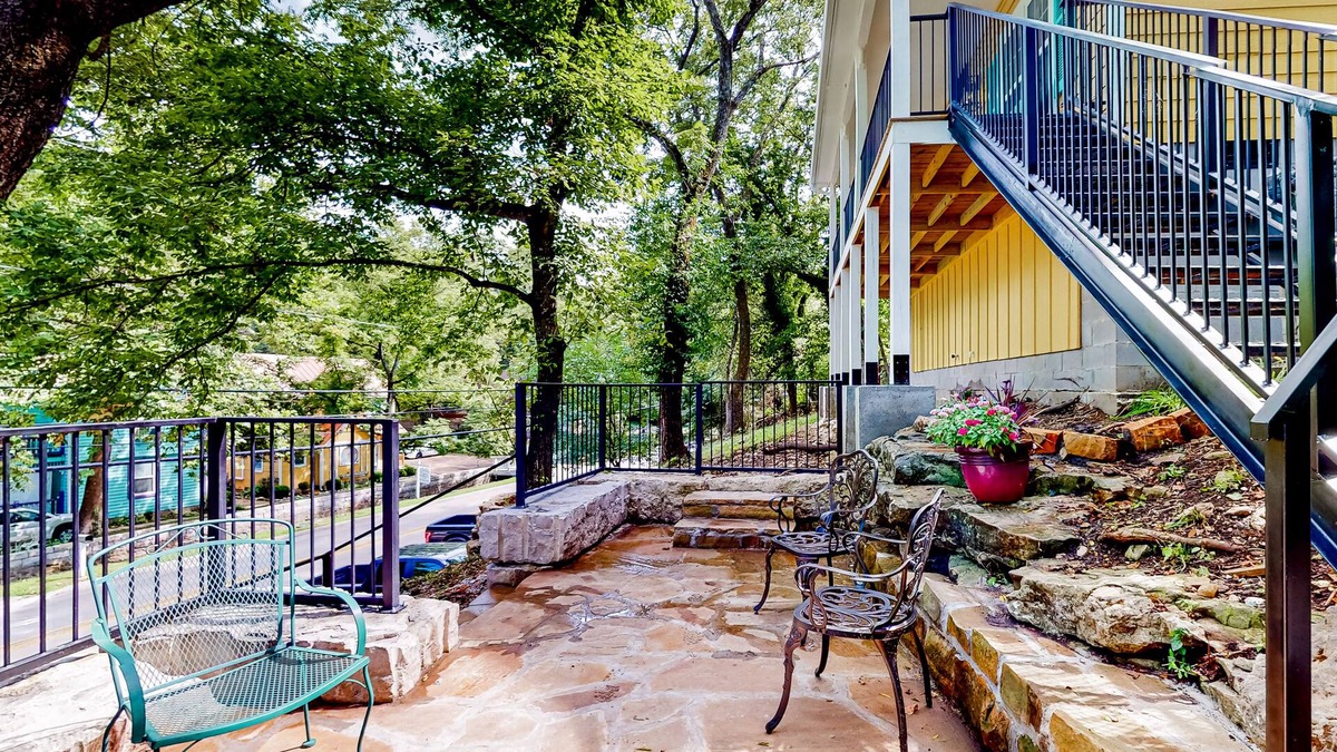 Eureka Springs Historic District House | New Orleans-themed getaway with a full kitchen, washer/dryer, & AC