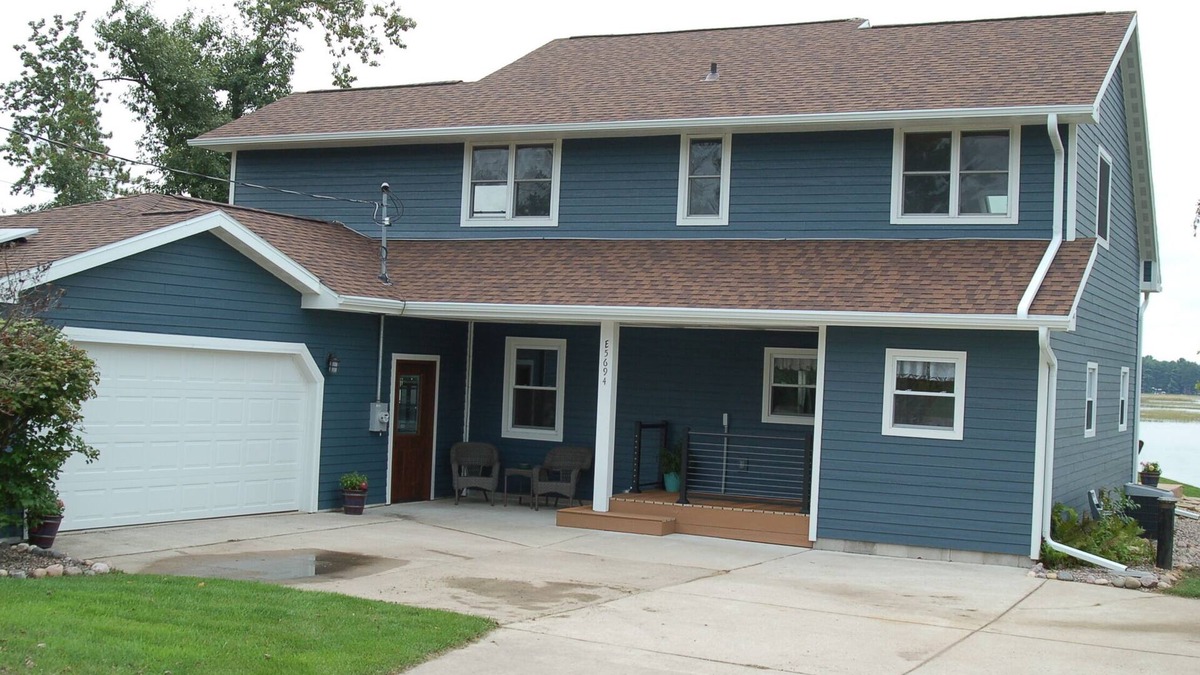 Weyauwega House | New owners, fresh remodel - Lakehouse with 100' of sandy frontage on White Lake!