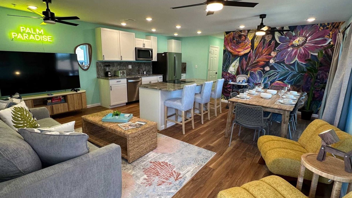 South Bradenton Condo | *NEW* Palm Paradise Floral - 5bed 2bath Sleeps 10