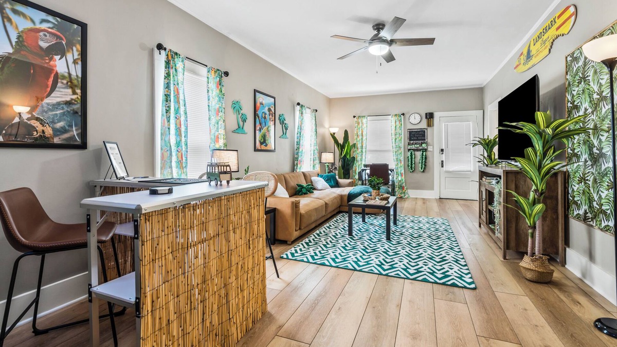 Piqua House | NEW-Parrot Head Haven-3BR-1BA-Themed-Bar-Patio