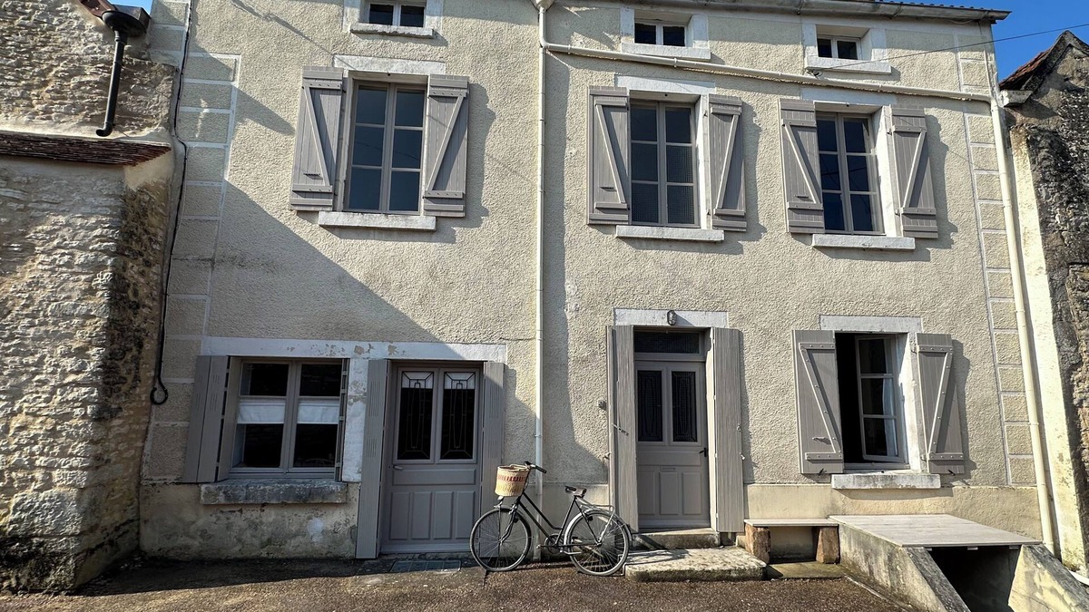 Rougemont House | NEW Peace and quiet guaranteed in a small medieval village near the forest and the Burgundy canal