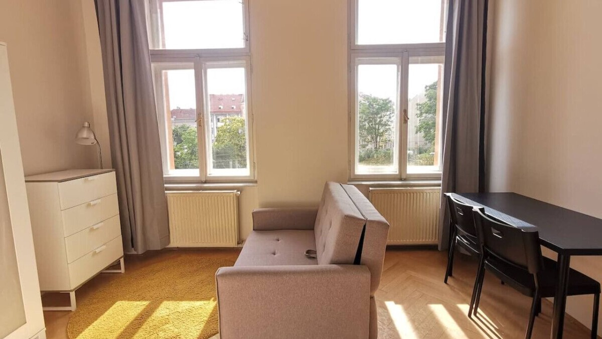 Vrsovice Condo | New petite studio in bohemian suburb