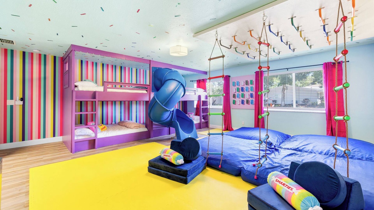 Seminole House | NEW! Pickleball Pool Arcade Climbing Gym Play Room Mini Golf Sleeps 18