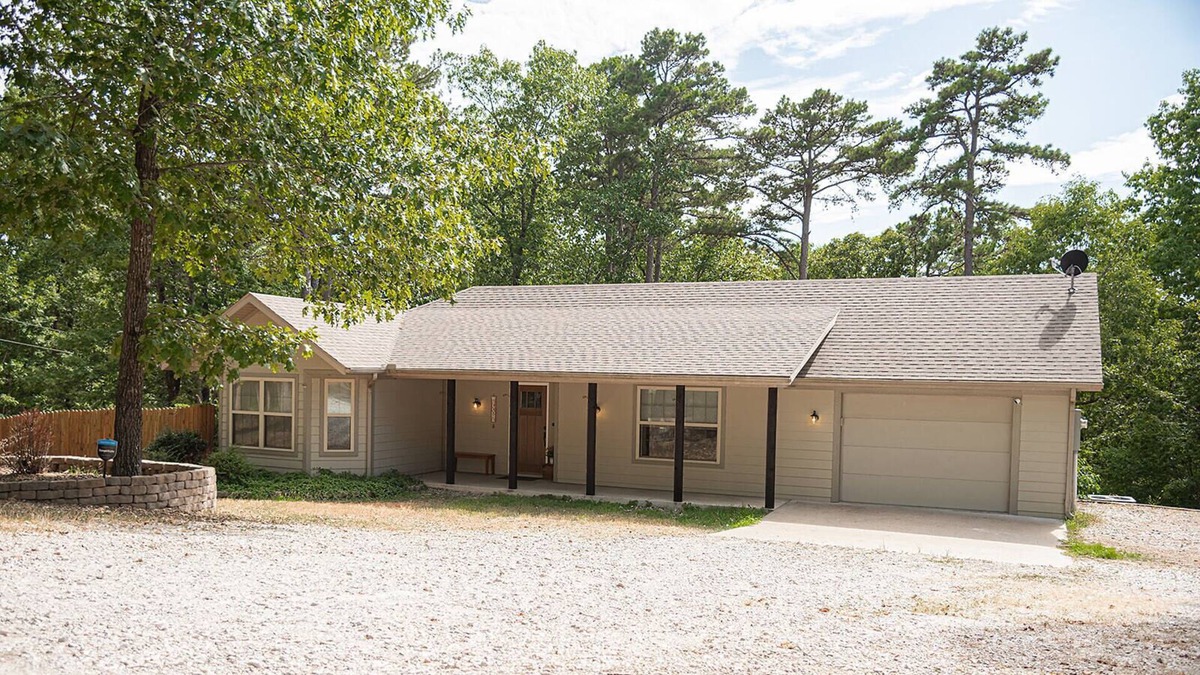 Rogers Cottage | NEW! Pinewood Hollow—2 BDR retreat just minutes from Beaver Lake and Rogers