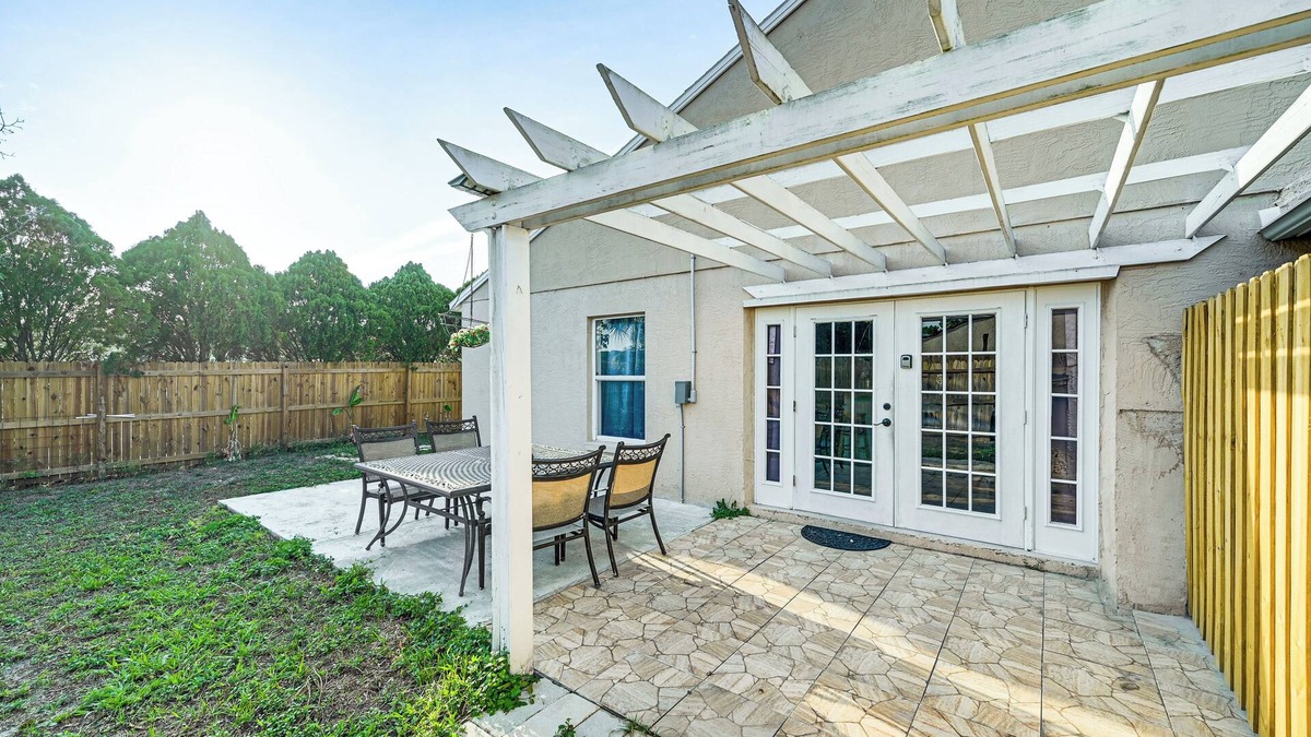 Seven Springs Homes Apartment | New Port Richey Retreat w/ Yard: 7 Mi to Beach