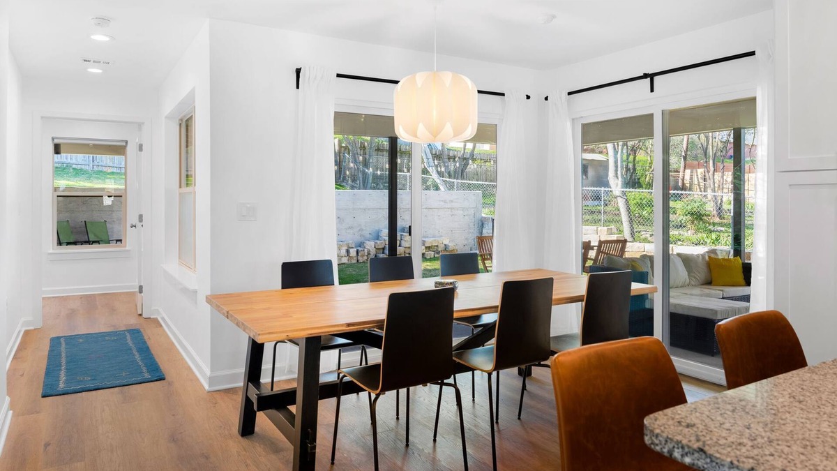 St. Edwards House | NEW! Private Backyard ~ 3 Mins to DT ~ Steps to SoCo ~ Grill, Coffee, Outdoor TV