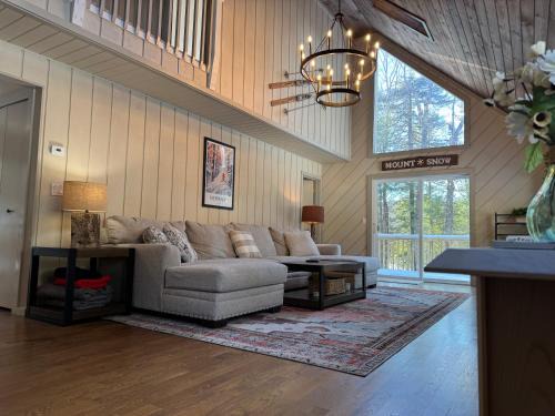 West Dover Ski Chalet | NEW Private Chalet - 4 mins to Mt Snow