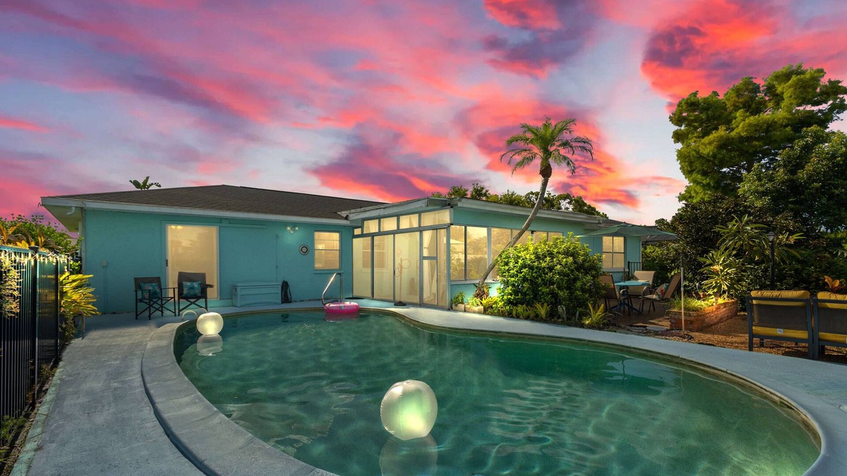 Bradenton House | NEW! Private Pool - Near AMI - IMG -Turntable - Piano- Tropical Oasis