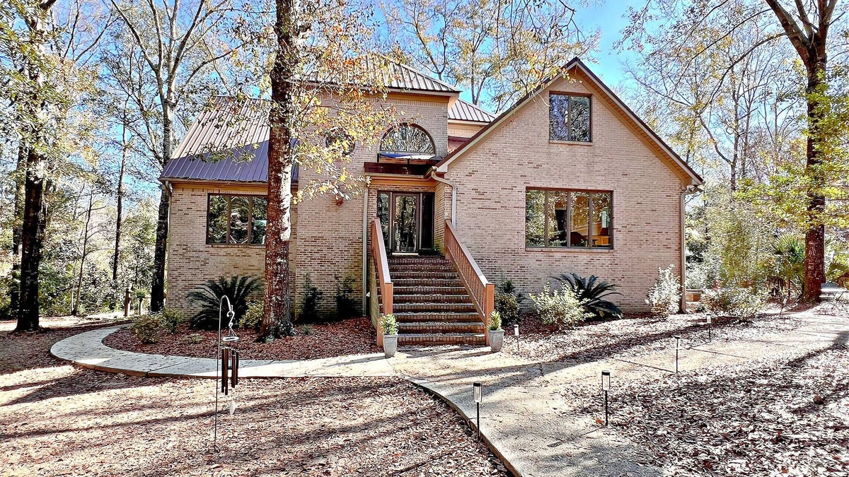 Daphne House | New Property Alert! Check out this MASSIVE Luxury House. Pet Friendly!