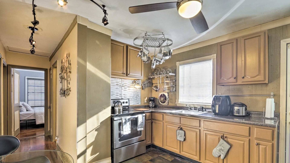 East Hartford House | New!Quaint & Convenient Hideaway: Great Location