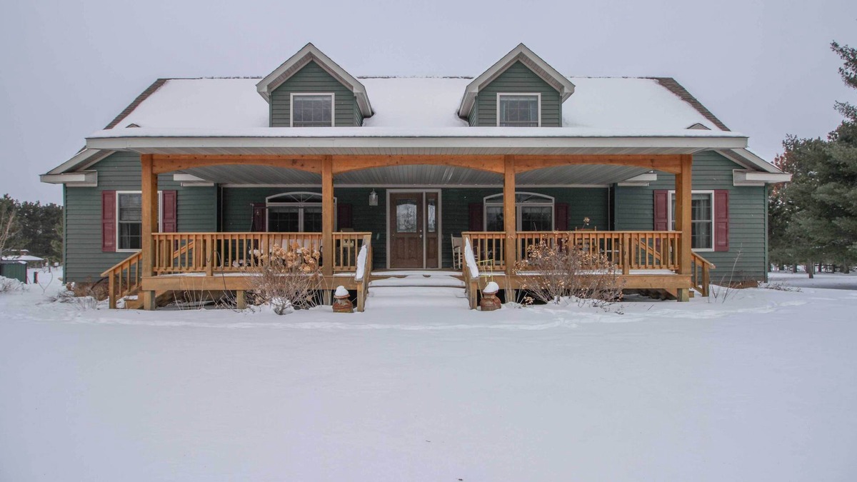 Hackensack House | NEW! Quaint Farmhouse w/ Deck, Fire Pit & Grill!