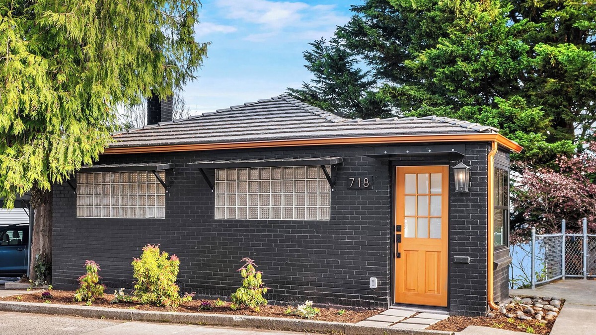 Seattle House | NEW ~ Queen Anne City Escape - 1 bed, 1.5 bath, dog friendly, 1 parking space