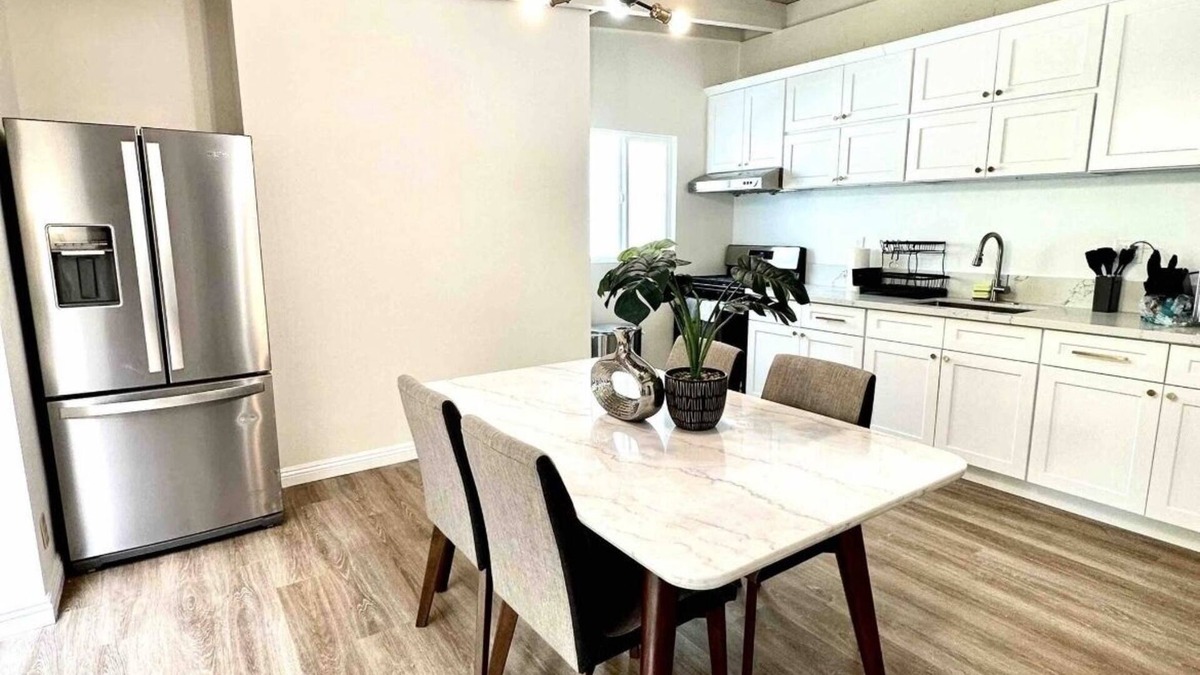 North of Wilshire Apartment | New Quiet Renovated 2BD/1BA