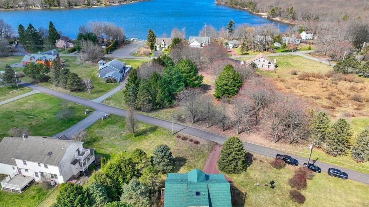 Jim Thorpe Cabin | New Rates! Lodge at Bear Creek Lake, 6 miles to Jim Thorpe. Sheets included.