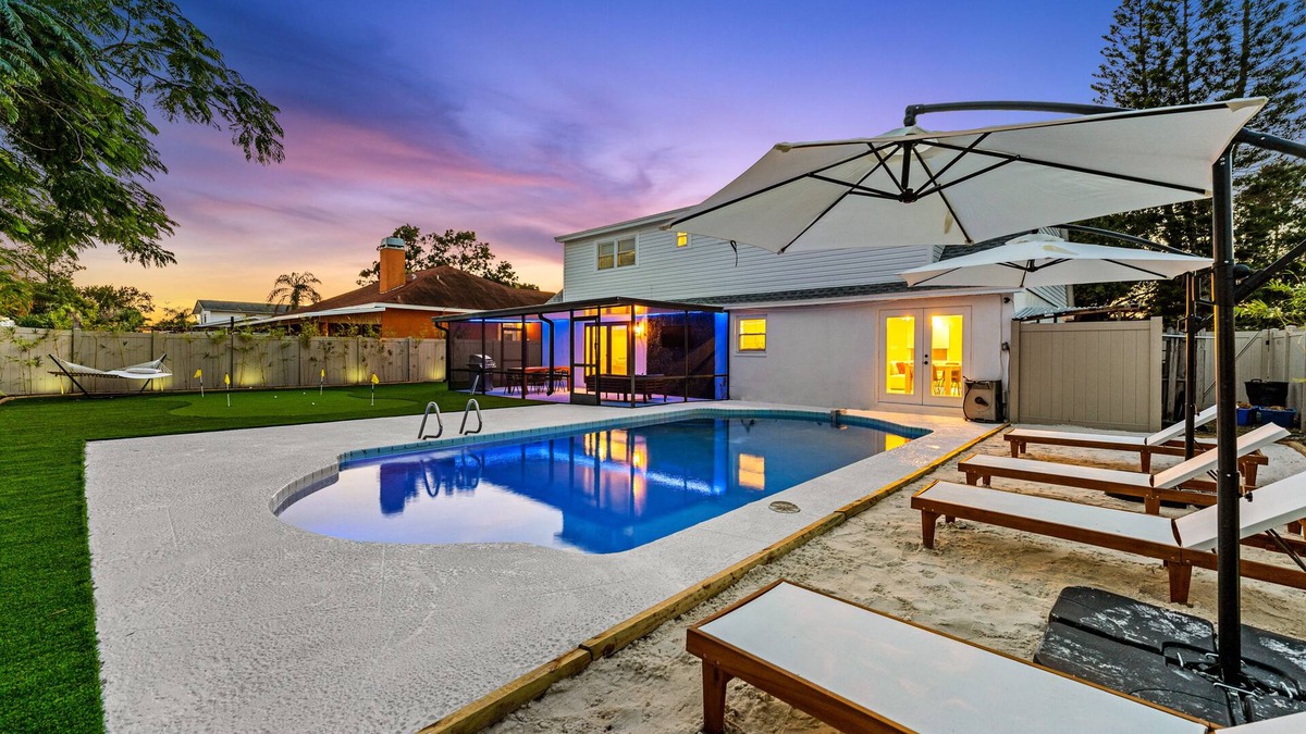 Bay Crest Park House | -NEW- Relaxing & Fun Escape in Perfect Location w/Firepit, Mini Golf, & Pool