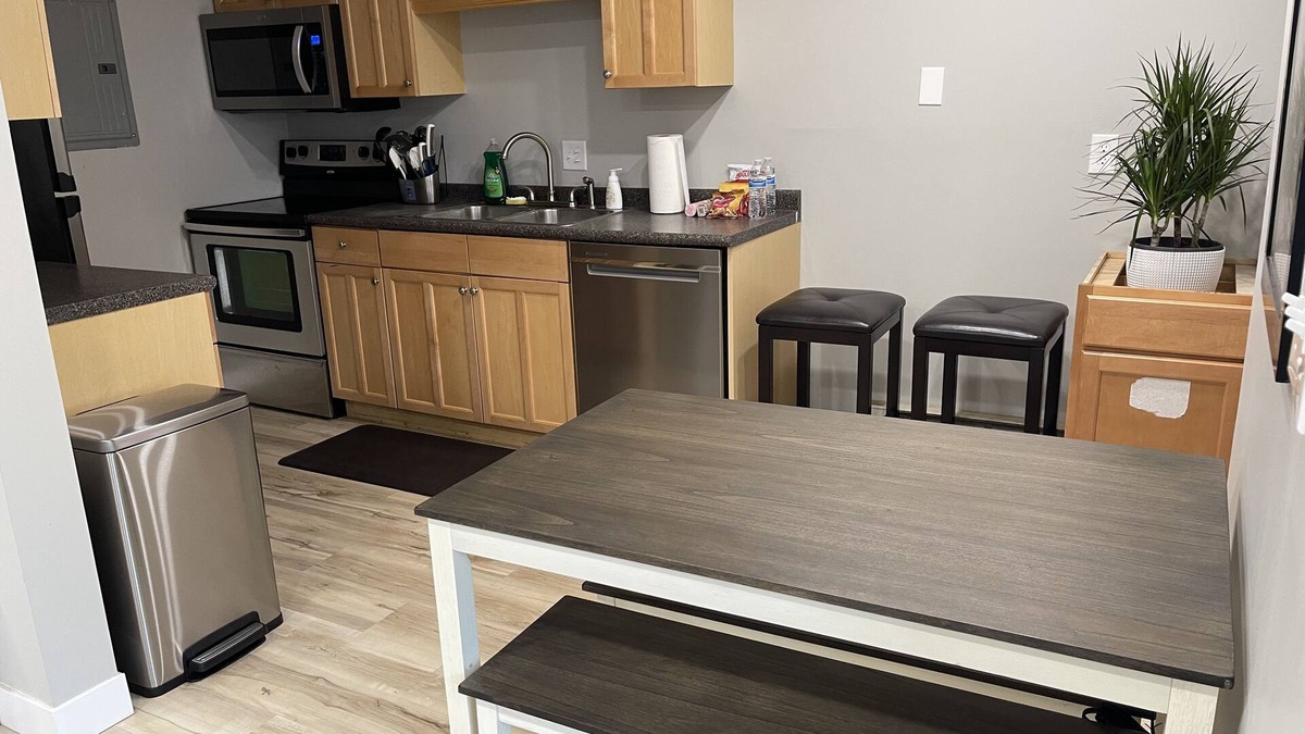 East Bloomington House | New Remodel Updated in 2023, 2BR 2 BA, Minutes to Mall/Airport