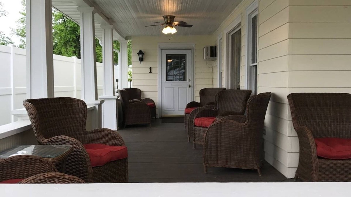 Geneva-on-the-Lake Cottage | New Remodel |Close Lake&Park|Wine Country|Family/Pet Friendly|A/C|Wi-FiCable