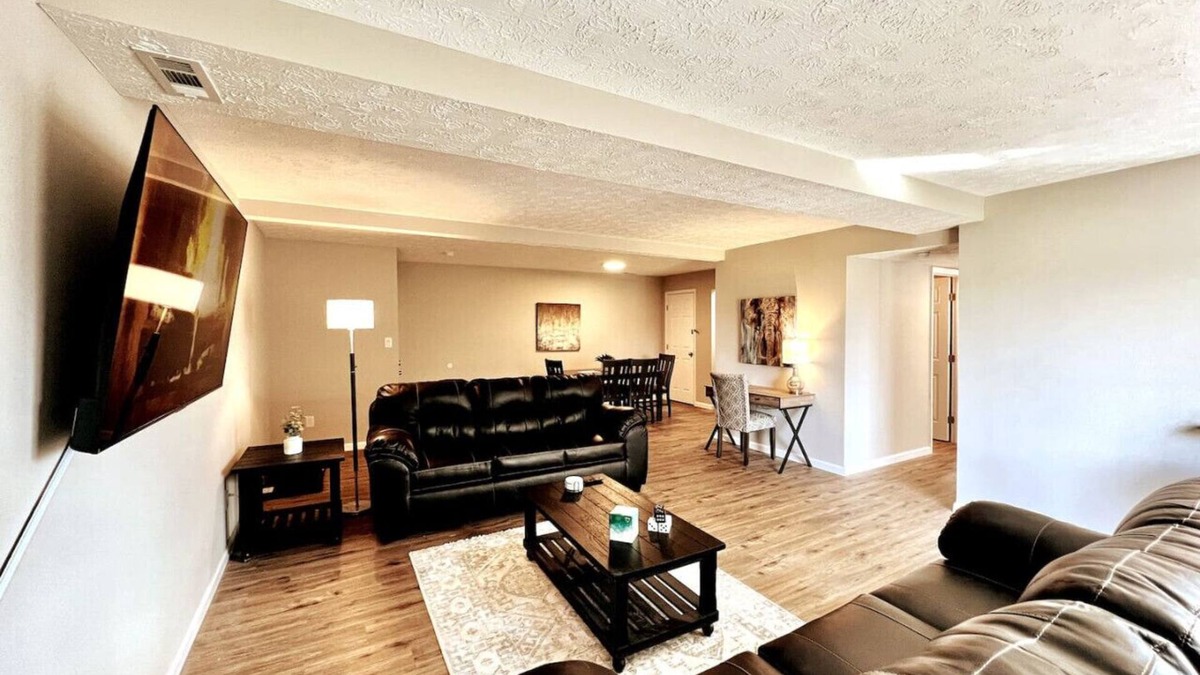 Middletown Apartment | New remodeled 2 Bed apt Middletown Private Laundry