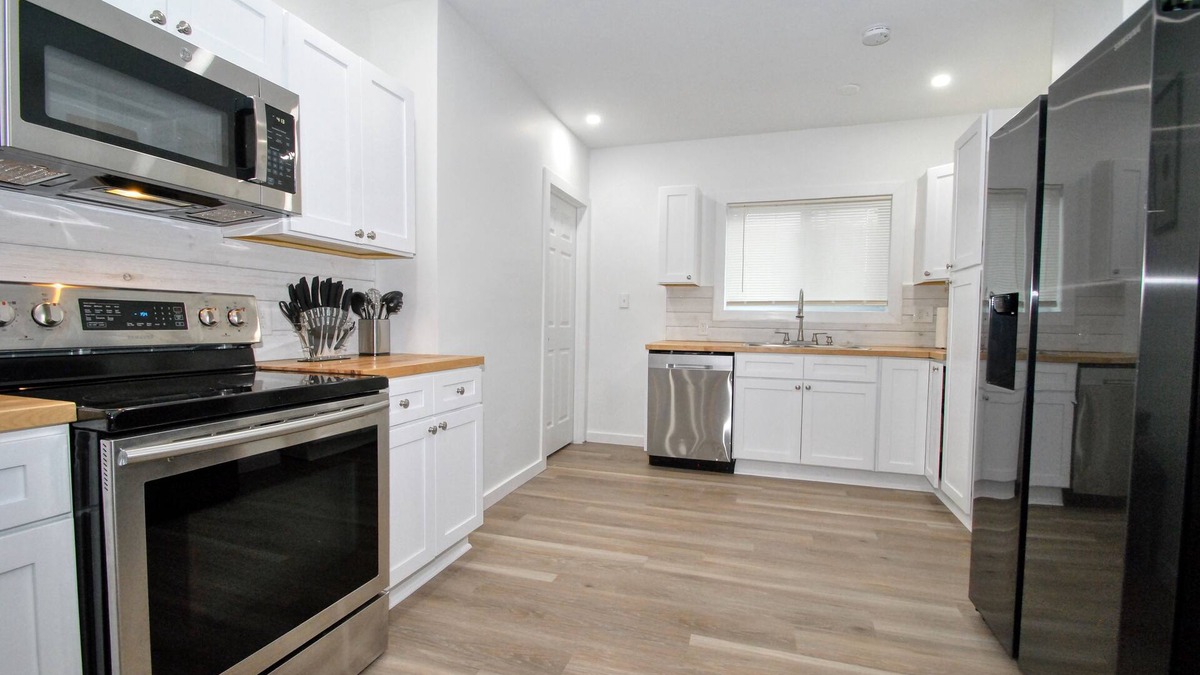 Old Brooklyn Apartment | New Remodeled Morden 2 bedroom + Den home in Old Brooklyn