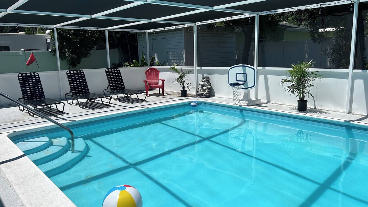 North Trail House | NEW Remodeled Pool Home w/Mini Golf By Downtown