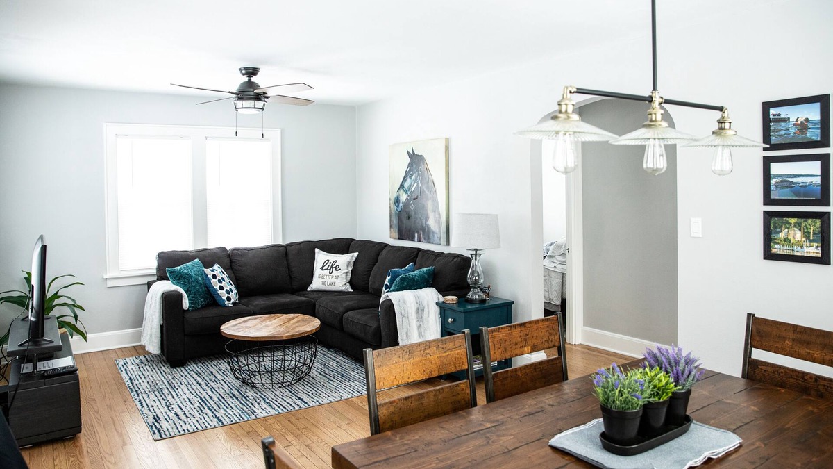 Lake Geneva House | New Reno. Entire Home. Blue Bungalow in downtown Lake Geneva. Walk to Lake