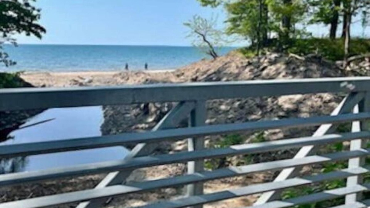 Angola on the Lake House | NEW!!! Renovated Beach Cottage, 0.4 mile walk to beach!