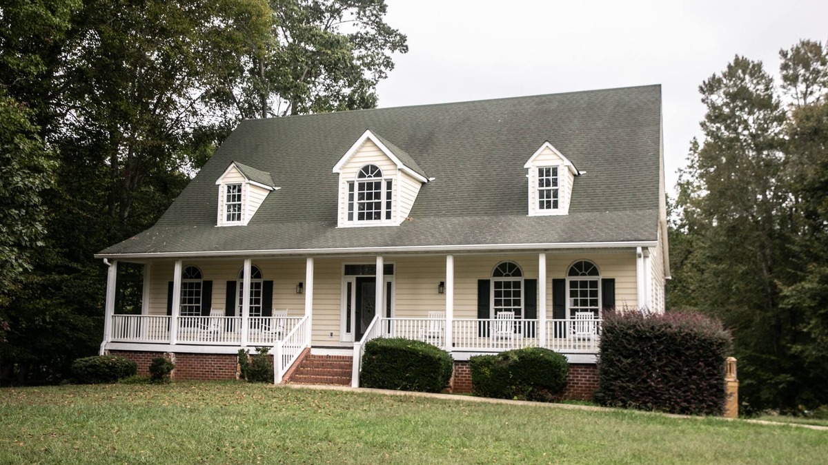 Bracey House | New Renovated Lake Front Home 6,000 SqFt Sleeps 22