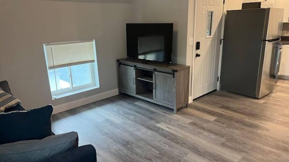 Elroy Apartment | New Renovated, Large One Bedroom