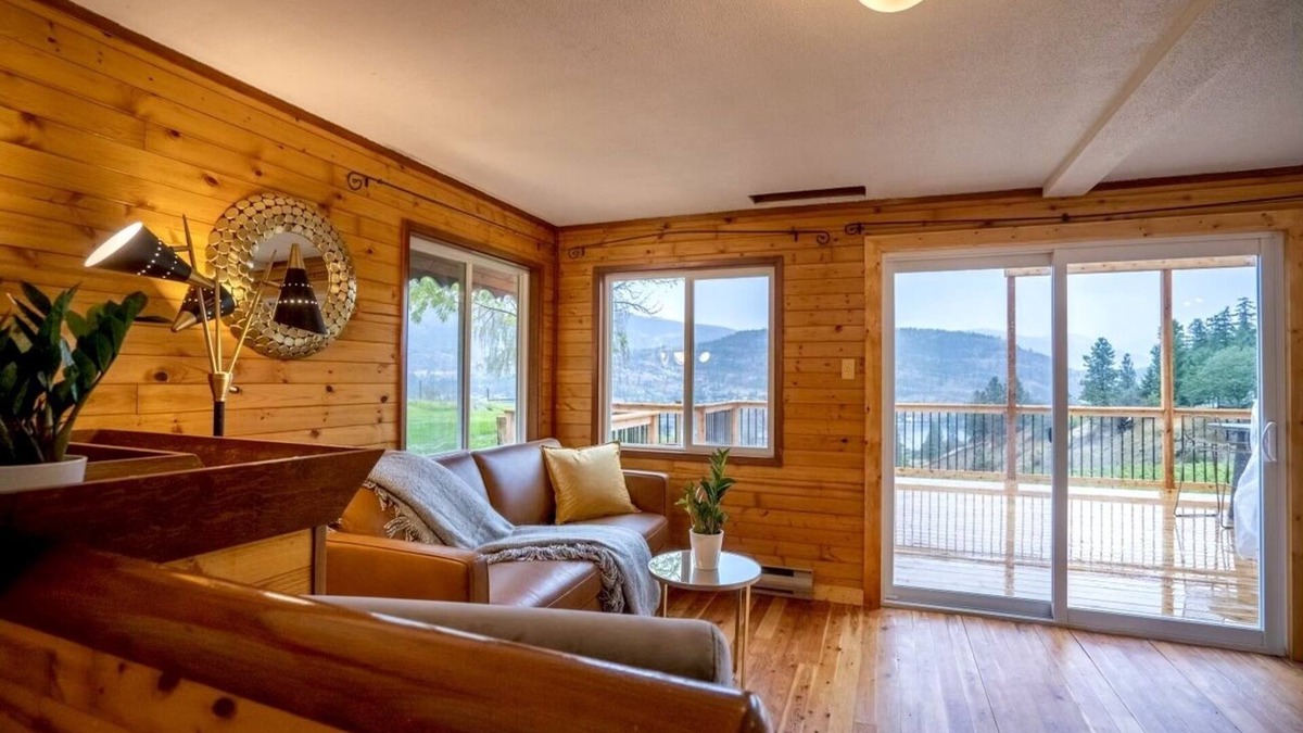 Okanagan-Similkameen Cabin | New! Renovated Pickers Cabin with beautiful views !