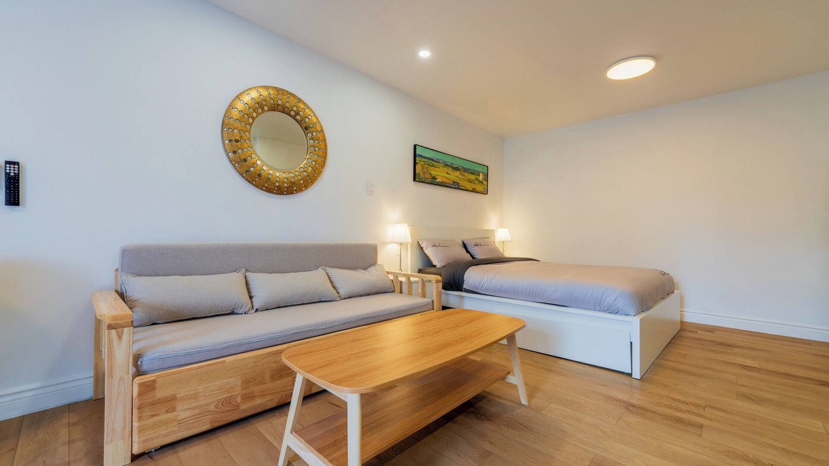 Cote-Des-Neiges—Notre-Dame-De-Grace Condo | New Renovated Studio with Queen Bed + Sofa Bed