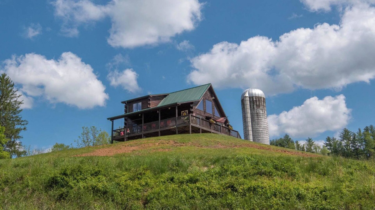 Crumpler Cabin | NEW RENTAL Cabin By the New River! Hot Tub - Ping Pong - Foosball - Short walk to River