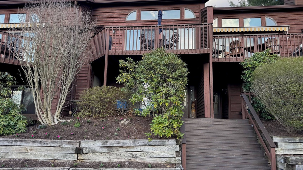 McHenry Condo | New rental-Charming 3 bedroom with lake & mountain views/access and indoor pool!