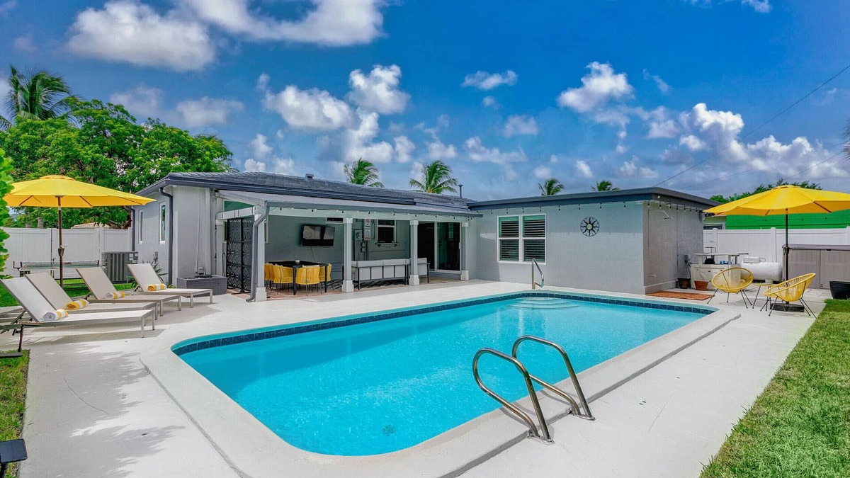 Southside House | New! Resort-style home & heated pool Newly renovated-Great location in SoSo WPB!