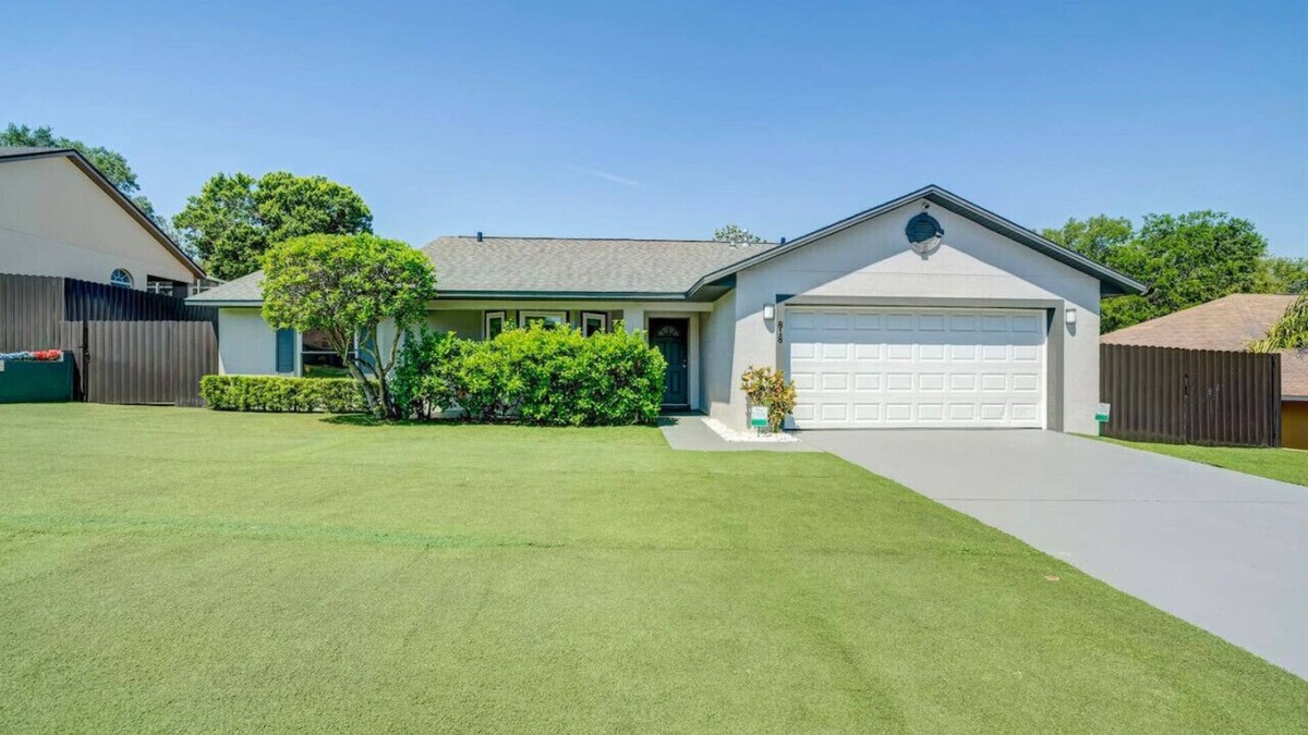 Minneola House | New! Resort Style Oasis ~ Heated Pool & Game Room