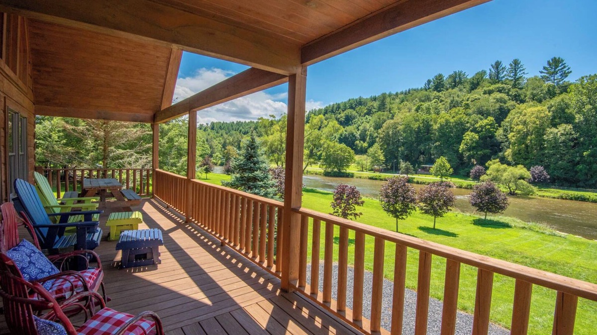 Piney Creek Cabin | New River Front Cabin- Walking Distance to Canoe Outfitters - Hot Tub - Wi-Fi